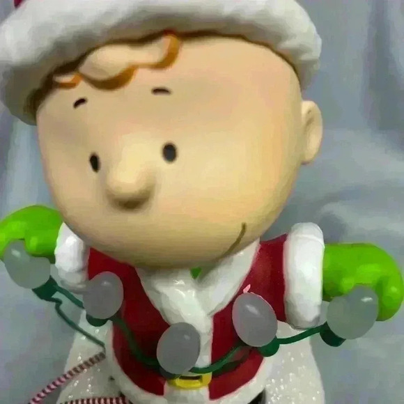 Hallmark 2015 Peanuts Gang Christmas Music and Light Show featuring Linus NWT - Picture 5 of 16